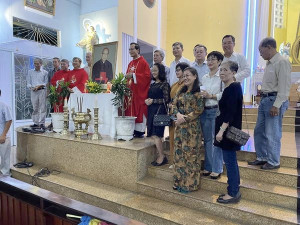 Gia đình Lâm Bích Sài Gòn mừng sinh nhật thứ 20 trên trời của ĐHY PX Nguyễn Văn Thuận