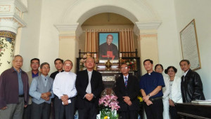 Giáo xứ Phủ Cam kính viếng Nhà Lưu niệm Đức HY PX Nguyễn Văn Thuận và mộ phần Cụ Ngô Đình Khả