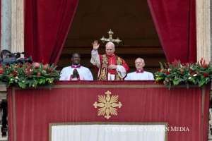 Phép lành Urbi et Orbi: Con Thiên Chúa lại không được đón tiếp