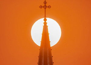 'Săn' Mặt Trời trứng muối trước nhà thờ trăm tuổi ở TP HCM