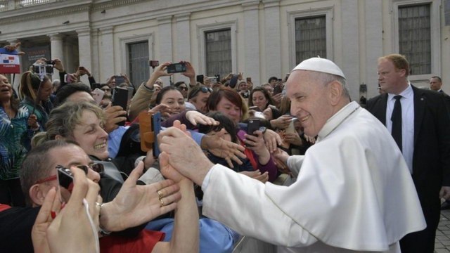 pope francis meets the faithful