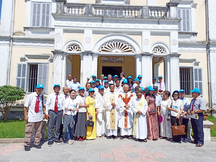 Hội ngộ “Ân Huệ Tuổi 70”. Ngày thứ 4: Thánh lễ tại Từ đường ĐĐK ĐHY Phanxicô Xavie & Trải nghiệm thuyền thúng Hội An